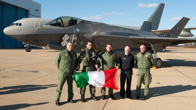 أفراد من سلاح الجو الإيطالي يحتفلون بعد أن دخلت طائرة F-35A Lightning II تاريخ الطيران من خلال إكمال أول معبر من نوع F-35 عبر المحيط الأطلسي، وصولًا إلى محطة الطيران البحرية في نهر Patuxent، في مدينة ماريلاند، من قاعدة Cameri الجوية في إيطاليا في 5 شباط/فبراير 2016. (آندي وولف/البحرية الأميركية) سلاح الجو الإيطالي