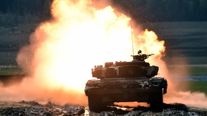 دبابة T-72 بيلاروسية تصيب هدفًا خلال منافسة الدبابات في ميدان بيسبول في متحف ستالين لاين ،خارج مينسك، في 21 نيسان/أبريل 2018 (AFP) دبابة T-72 بيلاروسية تصيب هدفًا خلال منافسة الدبابات في ميدان بيسبول في متحف ستالين لاين ،خارج مينسك، في 21 نيسان/أبريل 2018 (AFP)