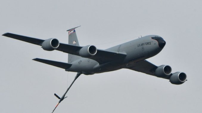 طائرة صهريج للتزود بالوقود من طراز بوينغ KC-135 خلال مناورات للقوات الجوية في القاعدة الجوية العسكرية لـ Starokostyantyniv في 12 أكتوبر 2018 (AFP) طائرة صهريج للتزود بالوقود من طراز بوينغ KC-135 خلال مناورات للقوات الجوية في القاعدة الجوية العسكرية لـ Starokostyantyniv في 12 أكتوبر 2018 (AFP)