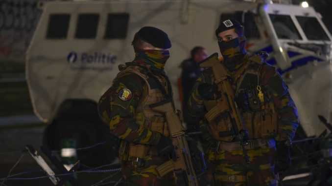 جنود بلجيكيون يقفون في حراسة مبنى "قصر العدل" في بروكسل في 5 فبراير 2018 لافتتاح محاكمة المشتبه به الرئيس في هجمات نوفمبر 2015 في باريس صلاح عبد السلام (AFP) جنود بلجيكيون يقفون في حراسة مبنى "قصر العدل" في بروكسل في 5 فبراير 2018 لافتتاح محاكمة المشتبه به الرئيس في هجمات نوفمبر 2015 في باريس صلاح عبد السلام (AFP)