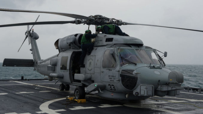 مروحية عسكرية من طراز MH-60R (صورة أرشيفية) مروحية عسكرية من طراز MH-60R (صورة أرشيفية)