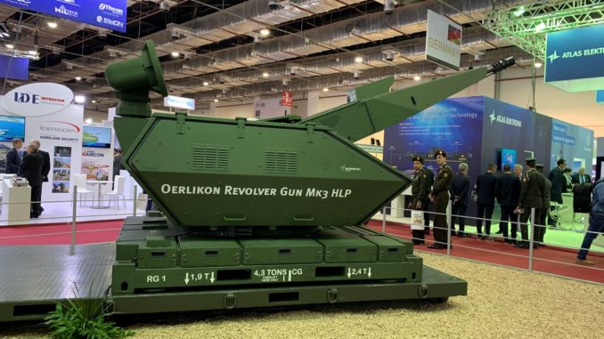 مدفع MK3 Oerlikon عيار 35 ملم والمُوجّه بالرادار والمستعشرات الكهروبصرية على جناج شركة رينميتال الألمانية خلال فعاليات معرض "إيدكس 2018" (شيرين مشنتف – صورة خاصة) مدفع MK3 Oerlikon عيار 35 ملم والمُوجّه بالرادار والمستعشرات الكهروبصرية على جناج شركة رينميتال الألمانية خلال فعاليات معرض "إيدكس 2018" (شيرين مشنتف – صورة خاصة)