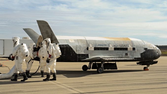 طاقم المركبة الفضائية X-37B Orbital Test Vehicle في قاعدة فاندنبرغ للقوات الجوية بعد إكمالهم 674 يوما في الفضاء (شركة بوينغ) طاقم المركبة الفضائية X-37B Orbital Test Vehicle في قاعدة فاندنبرغ للقوات الجوية بعد إكمالهم 674 يوما في الفضاء (شركة بوينغ)