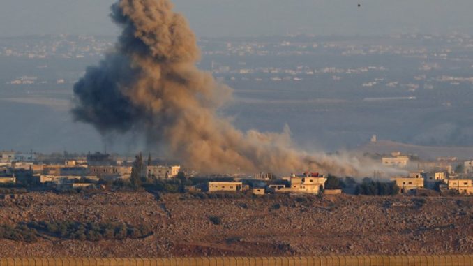 صورة تم التقاطها في 26 يوليو 2018 بالقرب من مستوطنة عين زيفان في مرتفعات الجولان التي ضمتها إسرائيل، تُظهر دخانًا يتصاعد من المباني فوق الحدود في سوريا أثناء الضربات الجوية التي تدعم هجومًا تقوده الحكومة في محافظة القنيطرة الجنوبية (AFP) الضربات الإسرائيلية