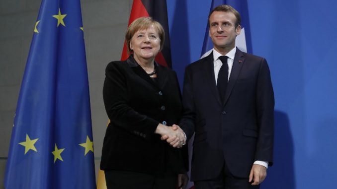 الرئيس الفرنسي إيمانويل ماكرون (إلى اليمين) والمستشارة الألمانية أنجيلا ميركل يتصافحان بعد بيان صحفي قبل المحادثات في 18 نوفمبر 2018 في المستشارية في برلين (AFP) ماكرون وميركل