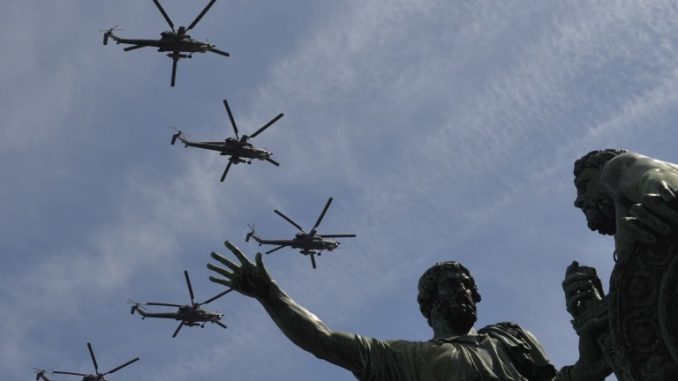 مروحيات عسكرية روسية من طراز Mi-28 فوق الميدان الأحمر في موسكو في 9 مايو 2015 خلال العرض العسكري ليوم النصر (AFP) مروحية مي-28