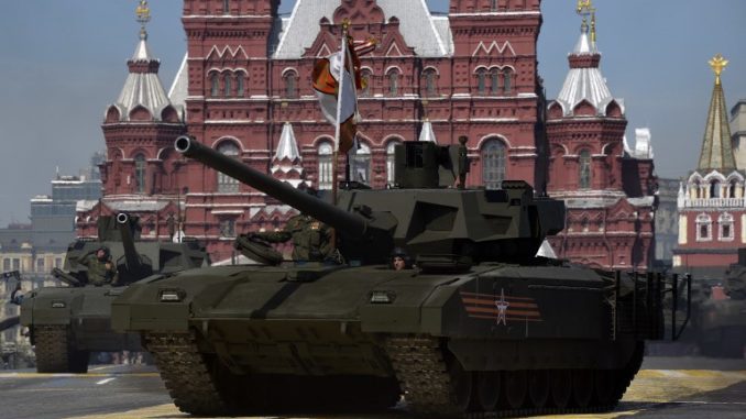 دبابات روسية من نوع T-14 Armata خلال العرض العسكري ليوم النصر في الميدان الأحمر في موسكو يوم 9 أيار/مايو 2015 (AFP) دبابات روسية من نوع T-14 Armata خلال العرض العسكري ليوم النصر في الميدان الأحمر في موسكو يوم 9 أيار/مايو 2015 (AFP)