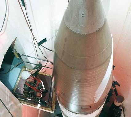 تقني في القوات الجوية الأميركية يتفقّد صاروخ من طراز a LGM-30G في 27 كانون الأول/ أكتوبر 2010. صاروخ نووي