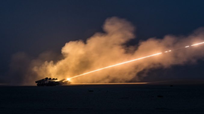 إطلاق صواريخ هايمارسHMARS) ) من قبل االقوات الأميركية وإطلاق صواريخ بي ام-30 سميرج (BM-30 Smerch) من قبل القوات البرية الكويتية خلال تدريبات مشتركة على إطلاق النار بتاريخ 8 كانون الثاني/ يناير 2019 ، بالقرب من معسكر بيورنج في الكويت إطلاق صواريخ