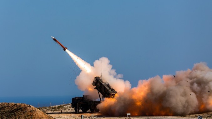 صواريخ PAC-3 MSE يتم إطلاقها من نظام الدفاع الجوي المتوسط الممتد خلال اختبار في وايت ساندس ميسيلي رانج. (جون هاملتون/الشؤون العامة) صاروخ باتريوت