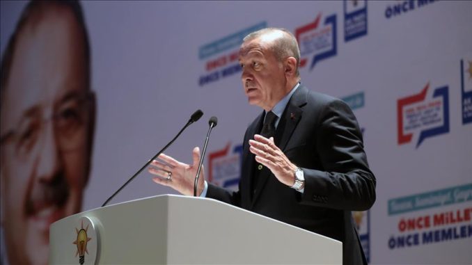 قال الرئيس التركي رجب طيب أردوغان، الأربعاء، إنهم سيحولون تركيا خلال الأعوام الثلاثة المقبلة إلى قوة عالمية في مجال الصناعات الدفاعية. جاء ذلك في اجتماع لحزب العدالة والتنمية بالعاصمة أنقرة، حول الانتخابات المحلية المزمع إجراؤها في 31 مارس/ آذار المقبل. ( Turkish Presidency / Murat Cetinmuhurdar - وكالة الأناضول ) أردوغان