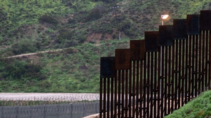 جزء من الجدار الحدودي بين الولايات المتحدة والمكسيك المدرج في تيخوانا بولاية باجا كاليفورنيا بالمكسيك، في 14 شياط/فبراير 2019 (AFP) الجدار مع المكسيك