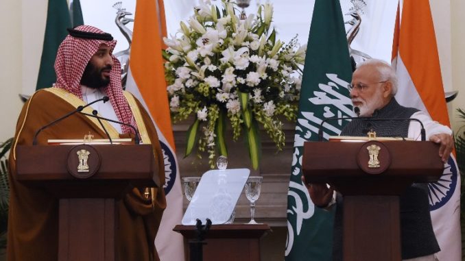 رئيس الوزراء الهندي ناريندرا مودي (إلى اليمين) وولي العهد السعودي الأمير محمد بن سلمان خلال مؤتمر صحفي مشترك في نيودلهي في 20 شباط/فبراير 2019 (AFP) ولي العهد السعودي