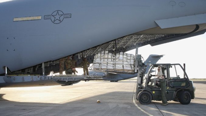 أفراد عسكريون أمريكيون يحمّلون طائرة شحن من طراز C-17 محملة بالأغذية والمياه والأدوية في مهمة إنسانية إلى كولومبيا لمساعدة الفنزويليين في قاعدة القوات الجوية في هومستيد في فلوريدا في 22 فبراير 2019 (AFP) مساعدات أميركية