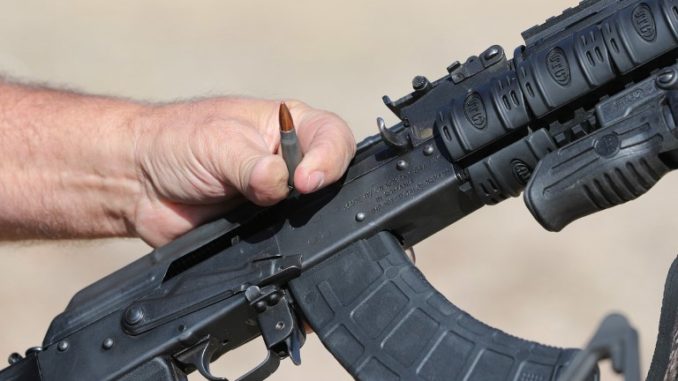 الرئيس التنفيذي لشركة "Shelter In Place" جيم هاسليم، يظهر طلقة عيار 7.62 لبندقية AK-47 في 25 أكتوبر 2018 في مدينة سيدار بولاية يوتا (AFP) بندقية كلاشينكوف