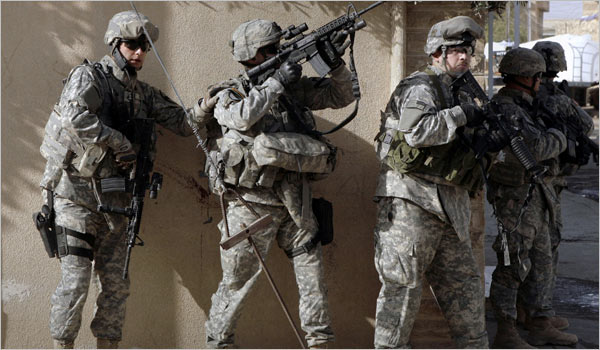 جنود أميركييون في الموصل شمال العراق في عام 2007 (Associated press) شمال العراق