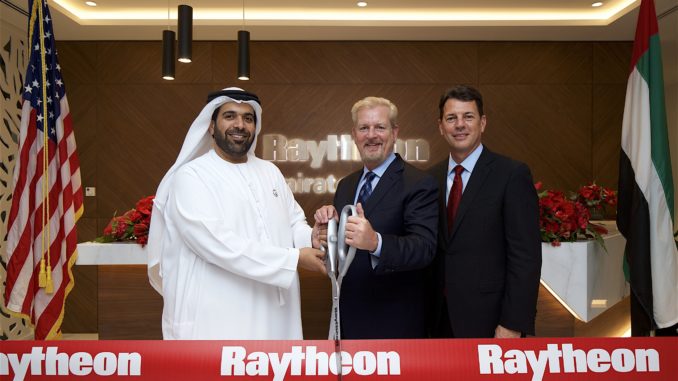 مطر الرميثي، الرئيس التنفيذي لوحدة التطوير الصناعي في مجلس التوازن الاقتصادي يهنئ الدكتور تايلور لورانس، رئيس مجلس إدارة "ريثيون الإمارات" ورئيس "ريثيون لأنظمة الصواريخ و آلان ديفيز، الرئيس التنفيذي لشركة "ريثيون الإمارات، خلال مراسم حفل افتتاح المقر الرئيسي لشركة "ريثيون الإمارات في "مُربّعة سوق أبوظبي العالمي. (شركة رايثيون) شركة رايثيون الإمارات