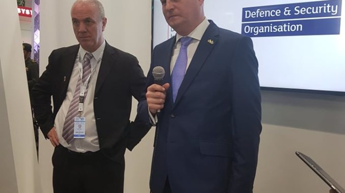 وزير الشؤون الدفاعية البريطاني ستيوارت أندرو خلال اليوم الأول من Idex 2019 في أبو ظبي (صورة خاصة) IDEX 2019