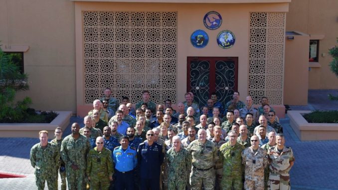 قوة الواجب البحرية المشتركة Combined Maritime Forces «CTF 152» والتي تتألف من 33 دولة تشارك بقطع بحرية، وواجبها هو تنفيذ دوريات الأمن البحري، ومكافحة الإرهاب، والتصدي لتهريب المواد الممنوعة، ومكافحة جرائم أعالي البحار، والقرصنة. قوة الواجب المشتركة