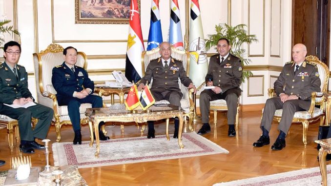 وزير الدفاع المصري محمد زكي ونظيره الصيني وي فنغ هه، في 24 آذار/مارس 2019 بالقاهرة لبحث التعاون العسكري وقضايا المنطقة (صفحة المتحدث الرسمي للمتحدث العسكري للقوات المسلحة المصرية) مصر والصين
