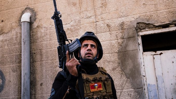 عضو في جهاز مكافحة الإرهاب التابع للقوات الخاصة العراقية في حي الجزير في الموصل بتاريخ 17 كانون الثاني/يناير 2017، خلال عملية عسكرية مستمرّة ضد مسلحي تنظيم الدولة الإسلامية (AFP) قوات عراقية