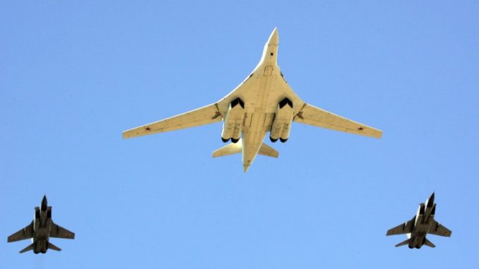 صورة تم التقاطها في 22 أبريل 2008 تُظهر قاذفة ثقيلة روسية من طراز TU-160 وطائرتين مقاتلتين تحلقان فوق موسكو (AFP) قاذفة روسية
