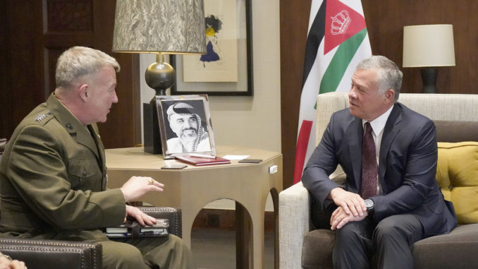 العاهل الأردني الملك عبد الله الثاني يستقبل في عمان الجنرال كينيث ماكينزي قائد القيادة الأميركية الوسطى وبحث معه "جهود الحرب على الإرهاب" في 29 نيسان/أبريل 2019 (وكالة بترا) العاهل الأردني
