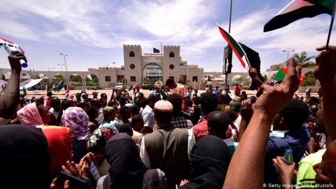 مظاهرات متواصلة أمام مقر قيادة الجيش في الخرطوم تظاهرات الخرطوم