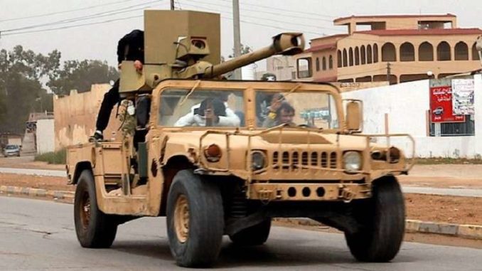 برج مدرّعة على ظهر سيارة في طرابلس في 12 نيسان/ أبريل برج مدرّعة
