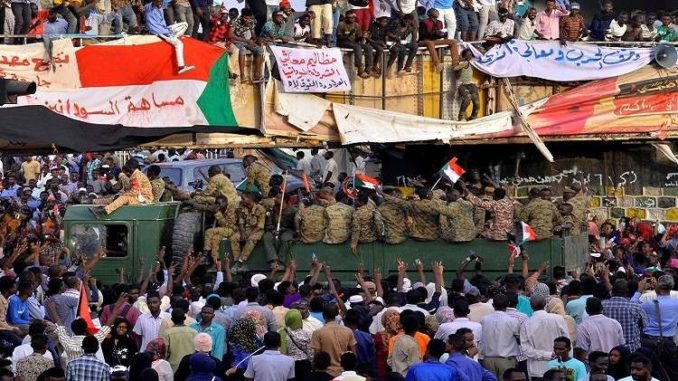 الاعتصام أمام مبنى وزارة الدفاع في الخرطوم في 15 نيسان/ أبريل 2019 وزارة الدفاع