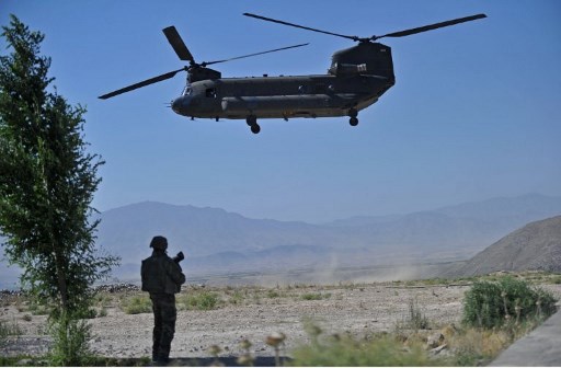 جندي فرنسي من قوة المساعدة الأمنية الدولية (ISAF) في حالة تأهب أثناء هبوط طائرة CH-47 الأميركية من طراز شينوك في محمود راقي، مقاطعة كابيسا في 4 يوليو 2012 (AFP) مروحية شينوك