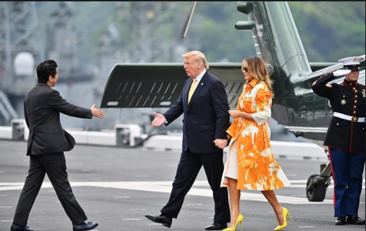 رئيس الوزراء الياباني شينزو آبي يصافح الرئيس الأميركي دونالد ترامب لدى استقباله على متن حاملة الطائرات اليابانية (كاجا) في 28 أيار/ مايو (رويترز) رئيس الوزراء الياباني شينزو آبي يصافح الرئيس الأميركي دونالد ترامب