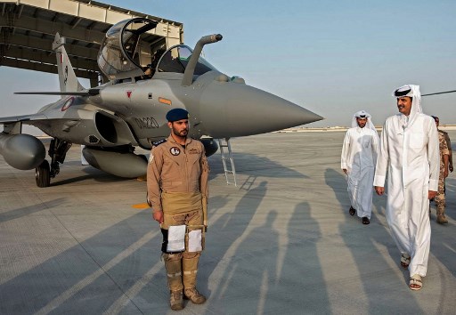 صورة نشرتها وكالة الأنباء القطرية في 6 يونيو 2019 تُظهر حاكم قطر الشيخ تميم بن حمد آل ثاني (إلى اليمين) خلال حفل استقبال الضباط والضباط غير المفوضين وأعضاء سرب مقاتلات رافال في سلاح الجو الأميري القطري، قادمين من فرنسا على متن أول فوج من سرب المقاتلات (AFP) مقاتلة رافال