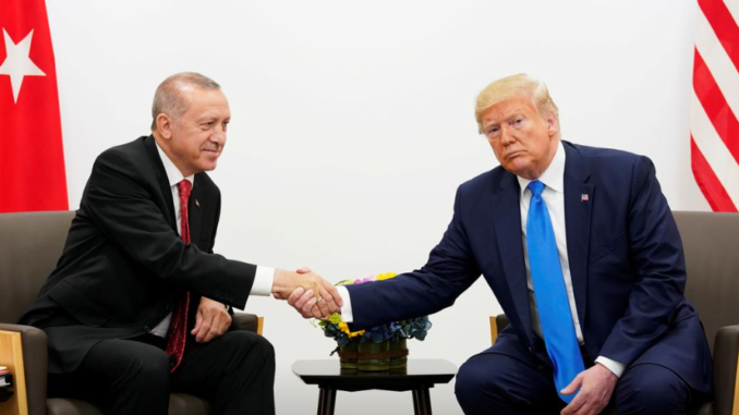 أردوغان (إلى اليسار) يصافح ترامب خلال اجتماع محموعة العشرين في اليابان يوم 29 حزيران/ يونيو 2019. (رويترز) إجتماع