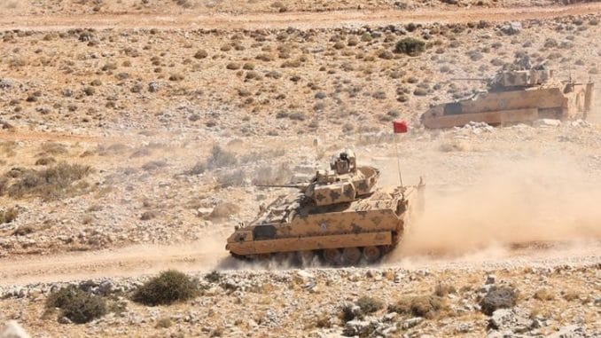 مناورة قتالية للجيش اللبناني بالذخيرة الحيّة في جرود العاقورة في 21 آب/ أغسطس مناورة قتالية