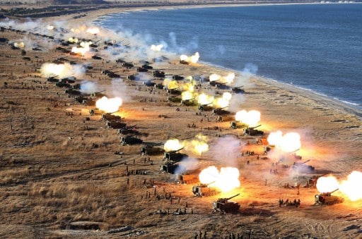 صورة غير مؤرخة صدرت عن وكالة الأنباء المركزية الكورية الرسمية (KCNA) في 2 ديسمبر 2016 تٌظهر تدريبات مكثفة على وحدات مدفعية الجيش الشعبي الكوري على الجبهة بحضور الزعيم الكوري الشمالي كيم جونغ أون (AFP) كوريا الشمالية