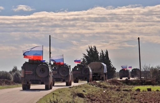 صورة فوتوغرافية مأخوذة من قناة تلفزيون AFP في 17 يناير 2019، تُظهر مركبات تابعة للجيش الروسي في دورية في منطقة أريمة، غرب منبيج (AFP) مركبات روسية