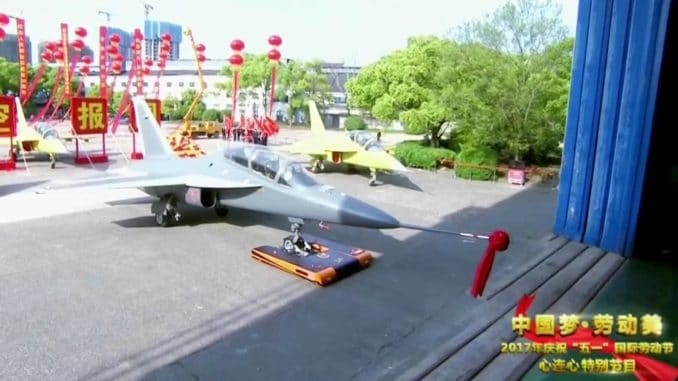 طائرة L-15B القتالية الخفيفة الجديدة الصينية (للتدريب القتالي)، وهي نسخة معدلة من طائرة التدريب القتالية L-15 JL-10 (موقع Defence Blog) طائرة قتال
