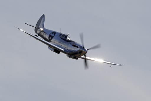 الطيار البريطاني مات جونز يُحلّق فوق المطار بعد إقلاعه في طائرة "Spitfire الفضية" التي استعادتها بعد الحرب العالمية الثانية في محاولة طيران حول العالم في مطار جودوود أيرودروم في تشيتشيستر، جنوب شرق إنجلترا، في 5 أغسطس 2019 (AFP) مقاتلة سبيتفاير