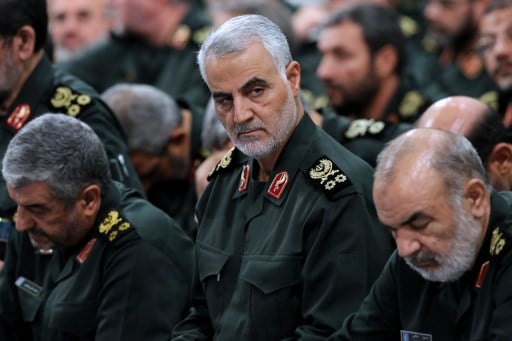 صورة نُشرت في 18 سبتمبر 2016 من قبل الموقع الرسمي لمركز الحفاظ على أعمال المرشد الأعلى الإيراني آية الله علي خامنئي تُظهر القائد العام لقوات القدس اللواء قاسم سليماني (وسط)، يحضر اجتماعًا لقادة الحرس الثوري في طهران (AFP) قاسم سيلماني