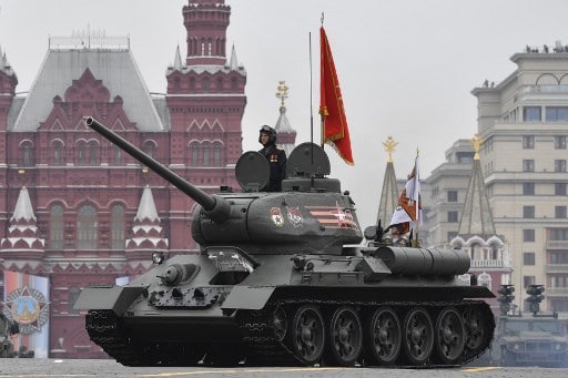 إحدى دبابات T-34 السوفيتية التي تعود إلى الحرب العالمية الثانية تمر عبر الميدان الأحمر خلال العرض العسكري ليوم النصر في وسط مدينة موسكو في 9 مايو ، 2019 (AFP) دبابة تي-34