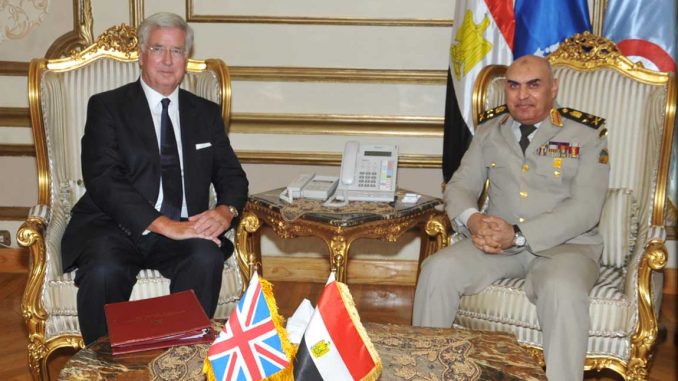 وزير الدفاع البريطاني ونظيره المصري