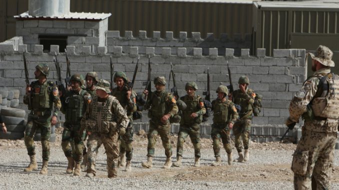 عسكريون ألمان يدربون مقاتلين من "البيشمركة" الكردية عسكريون ألمان يدربون مقاتلين من "البيشمركة" الكردية