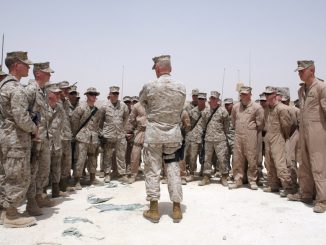 وزير الدفاع الأميركي جيمس ماتيس مع جنود أميركيين (صورة أرشيفية)
