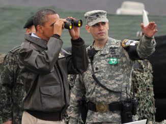 الرئيس أوباما وجندي أميركي في أفغانستان