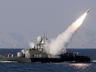 سفينة إيرانية تطلق صاروخ