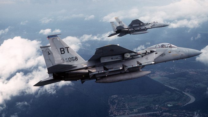 مقاتلتان من نوع F-15C مقاتلتان من نوع F-15C