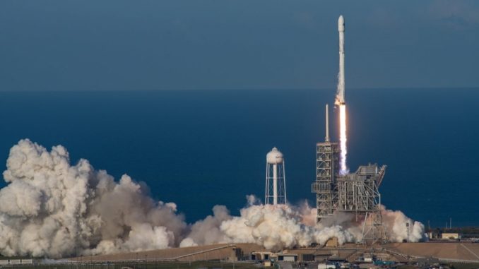 صورة تم الحصول عليها من SpaceX تُظهر صاروخ فالكون 9 يحمل الطائرة بدون طيار X-37B وهو ينطلق في الساعة 10:00 صباحًا (1400 بتوقيت جرينتش) من مركز كينيدي للفضاء التابع لناسا في 7 سبتمبر 2017 (AFP) فالكون 9