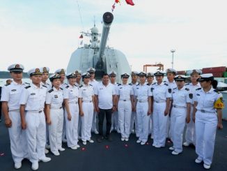 الرئيس الصيني خلال زيارته السفن الصينية (AFP)