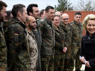 وزيرة الدفاع الألمانية خلال زيارة لقاعدة إنجيرليك عام 2016